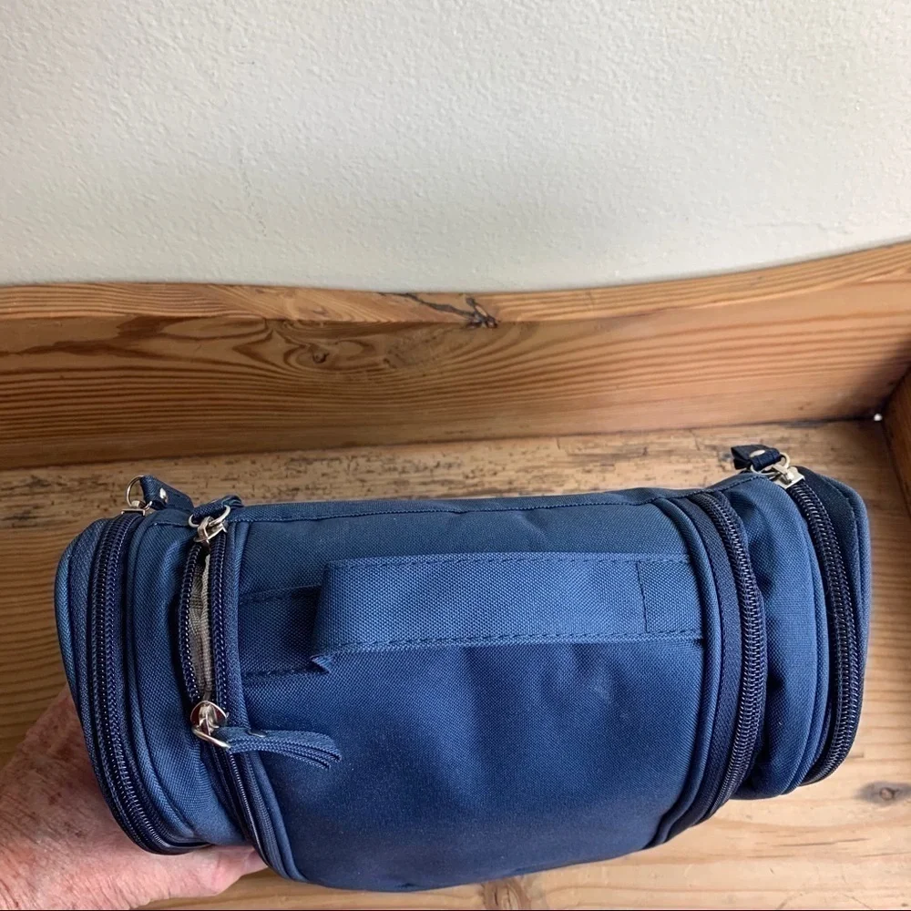 Hanging travel gym bag